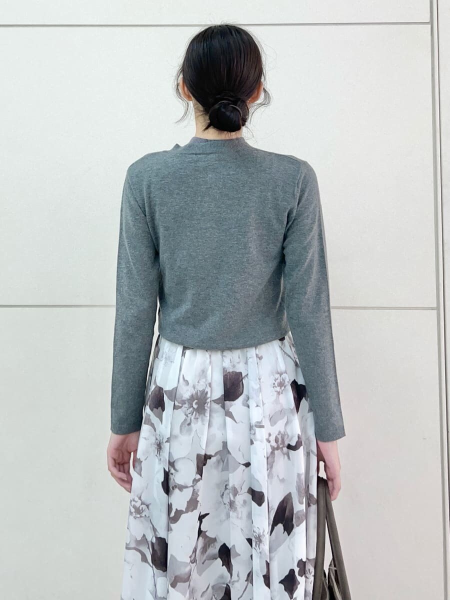 グレー系のワンピース、ブラック系のローファー、グレー系のハンドバッグを着用したレディースの秋コーディネートの7枚目の写真