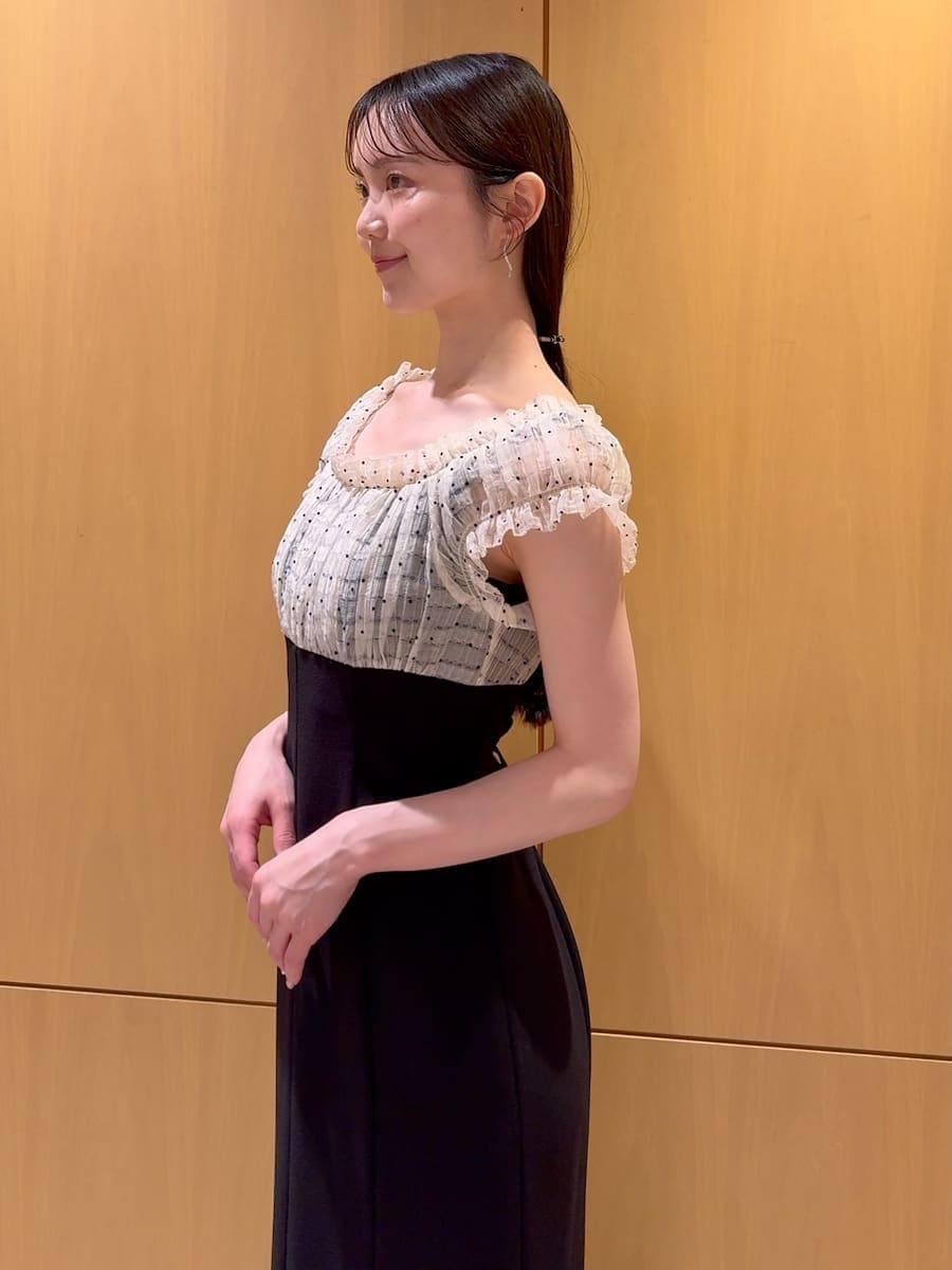 その他のワンピース、ブラック系のパンプス、ホワイト系のショルダーバッグを着用したレディースの春コーディネートの6枚目の写真