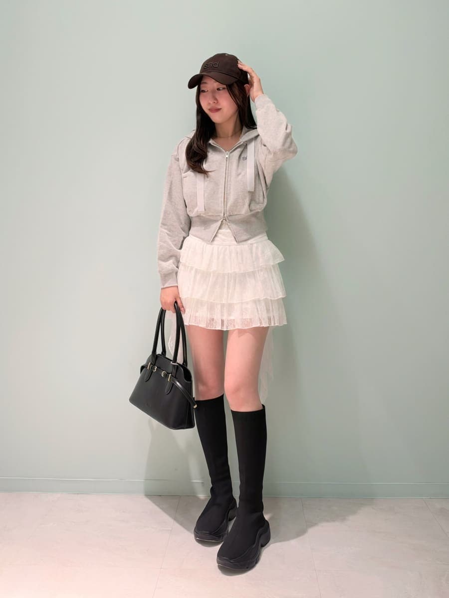 ホワイト系のその他パンツ、グレー系のパーカー、その他のブーツを着用したレディースの秋コーディネートの2枚目の写真