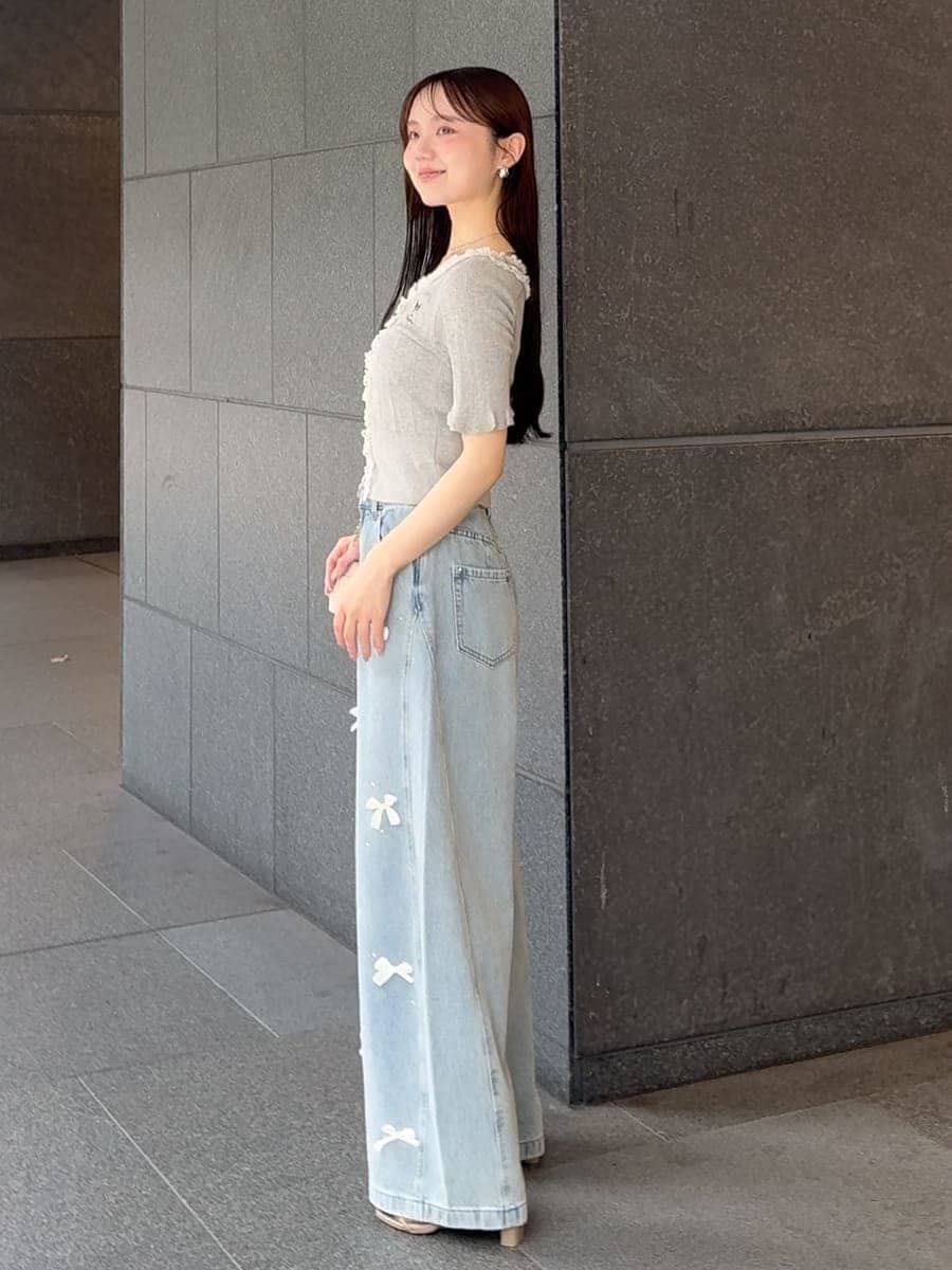 ブラウン系のサンダル、ブルー系のその他パンツを着用したレディースの夏コーディネートの2枚目の写真