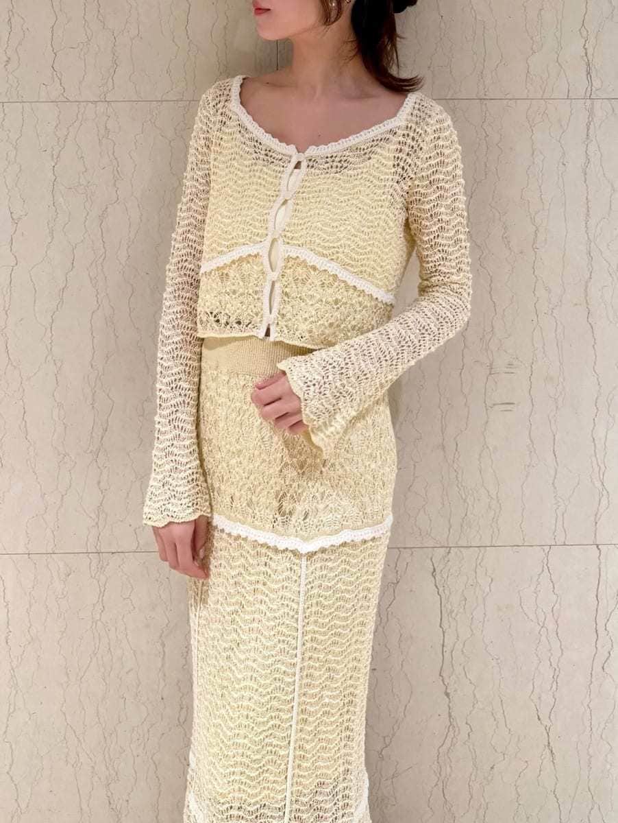 ホワイト系のキャミソール、イエロー系のスカートを着用したレディースの冬コーディネートの3枚目の写真