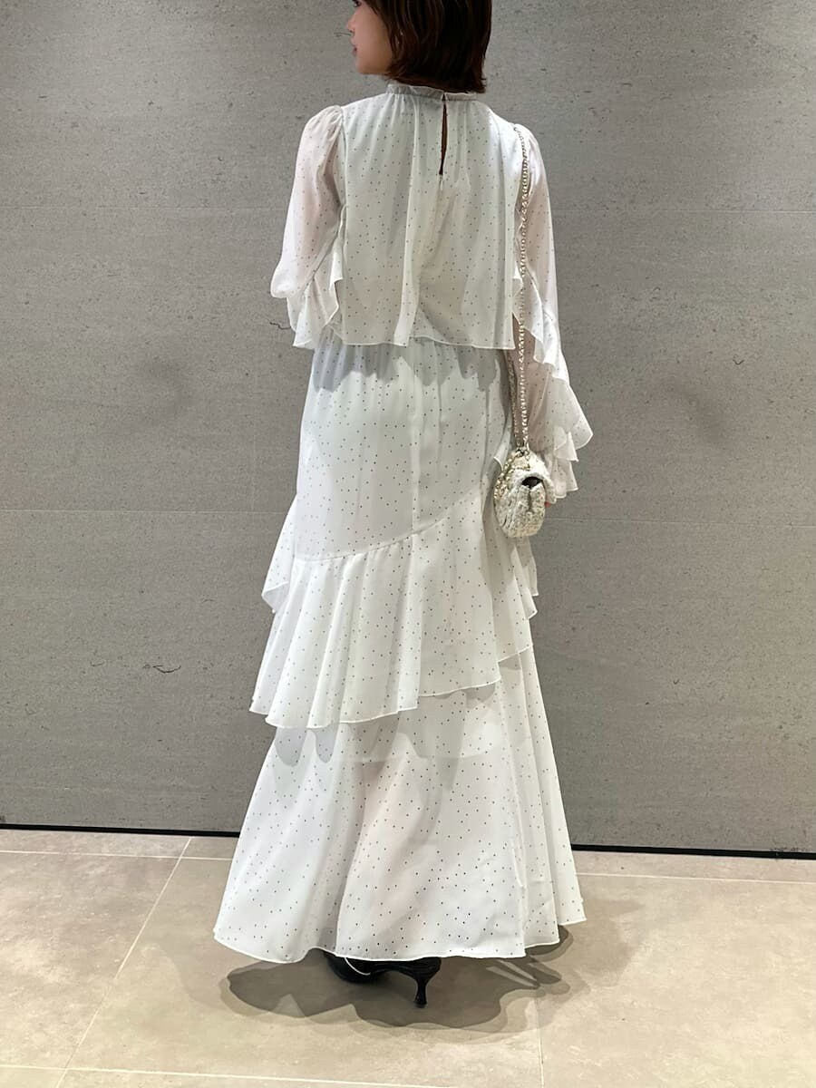 ホワイト系のショルダーバッグ、その他のワンピース、ホワイト系のカーディガン/ボレロを着用したレディースの冬コーディネートの8枚目の写真