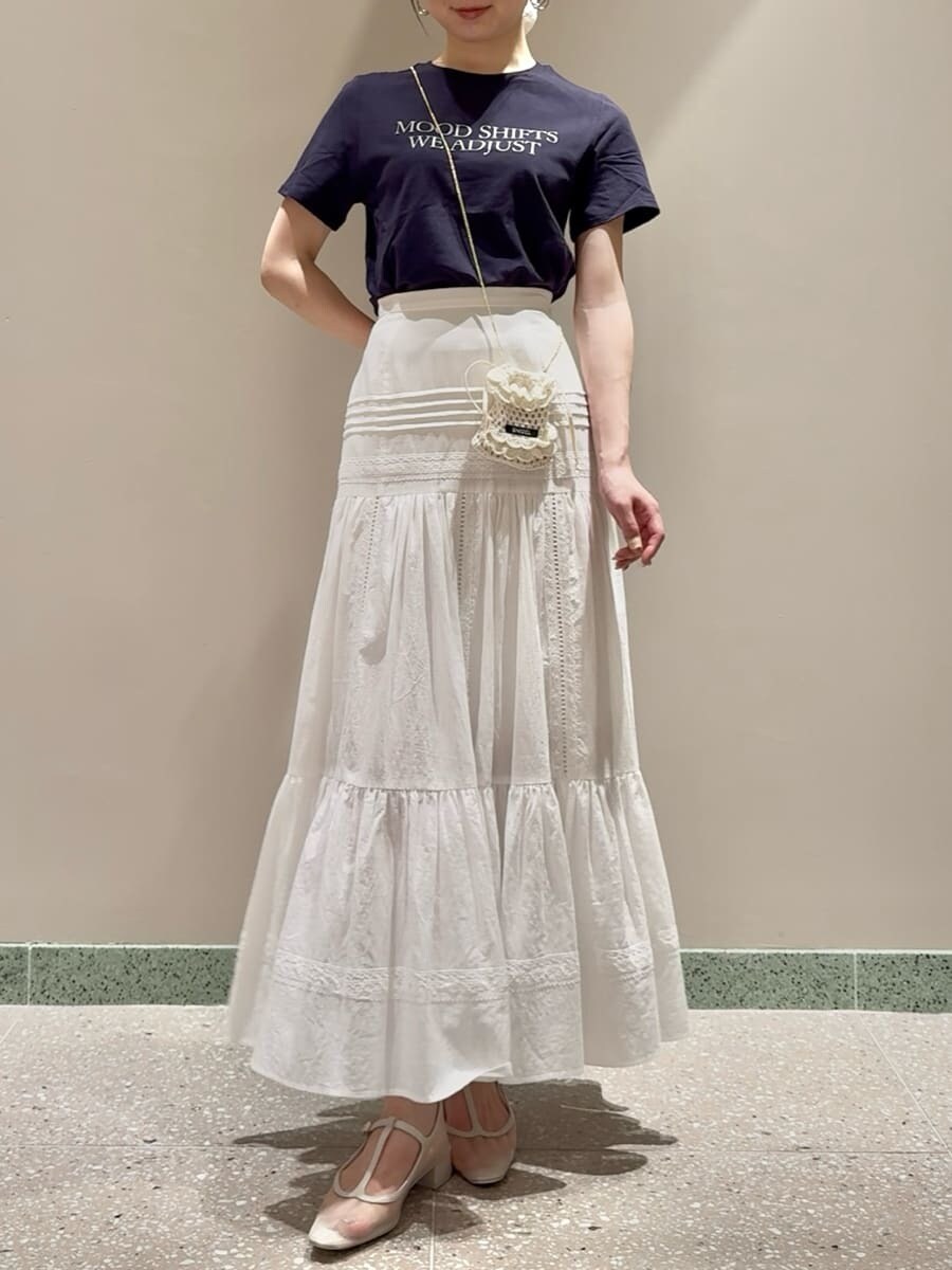 ブルー系のTシャツ/カットソー、ホワイト系のスカート、ホワイト系のチャームを着用したレディースの夏コーディネートの3枚目の写真