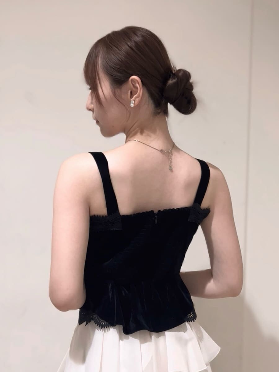 ホワイト系のスカート、ブラック系のその他トップス、シルバー系のネックレスを着用したレディースの夏コーディネートの6枚目の写真