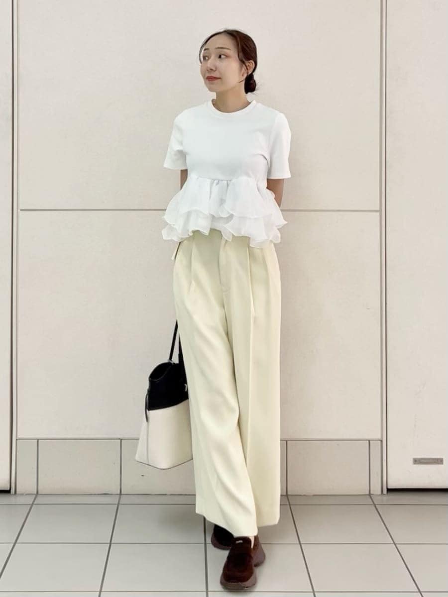 ホワイト系のTシャツ/カットソー、その他のトートバッグ、ブラウン系のローファーを着用したレディースの春コーディネートの2枚目の写真