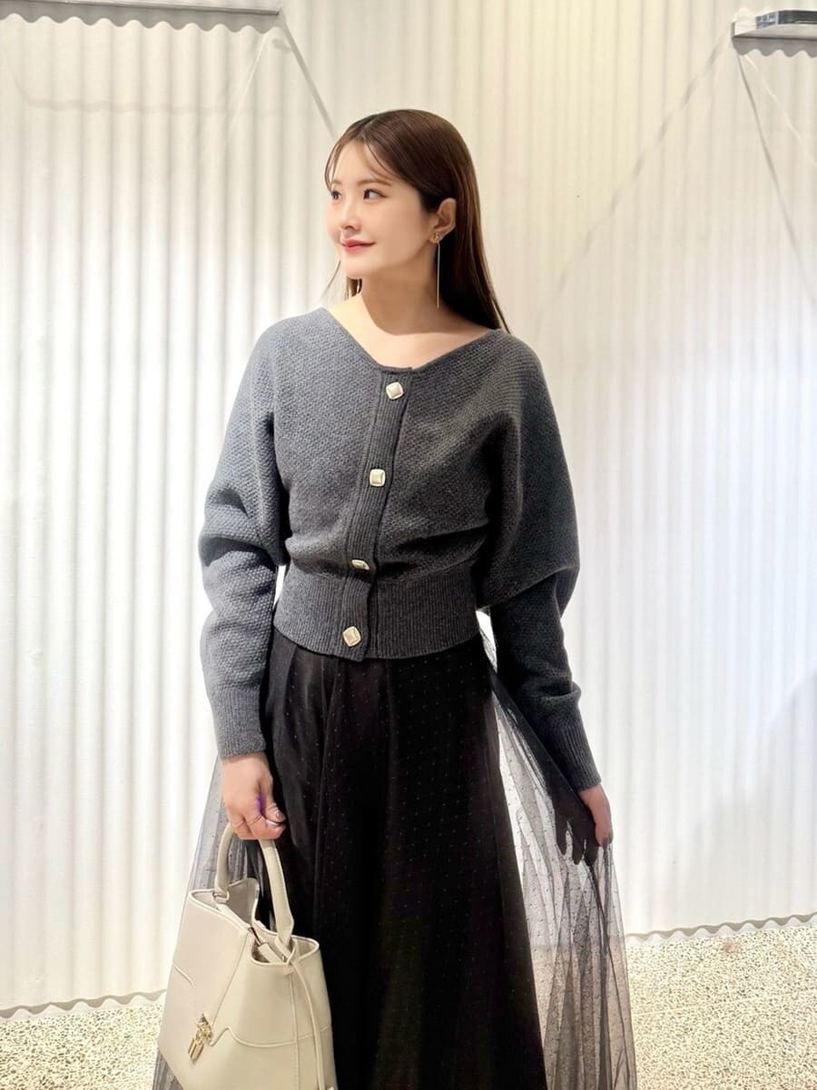 レッド系のブーツ、グレー系のワンピース、ピンク系のステンカラーコートを着用したレディースの秋コーディネートの5枚目の写真