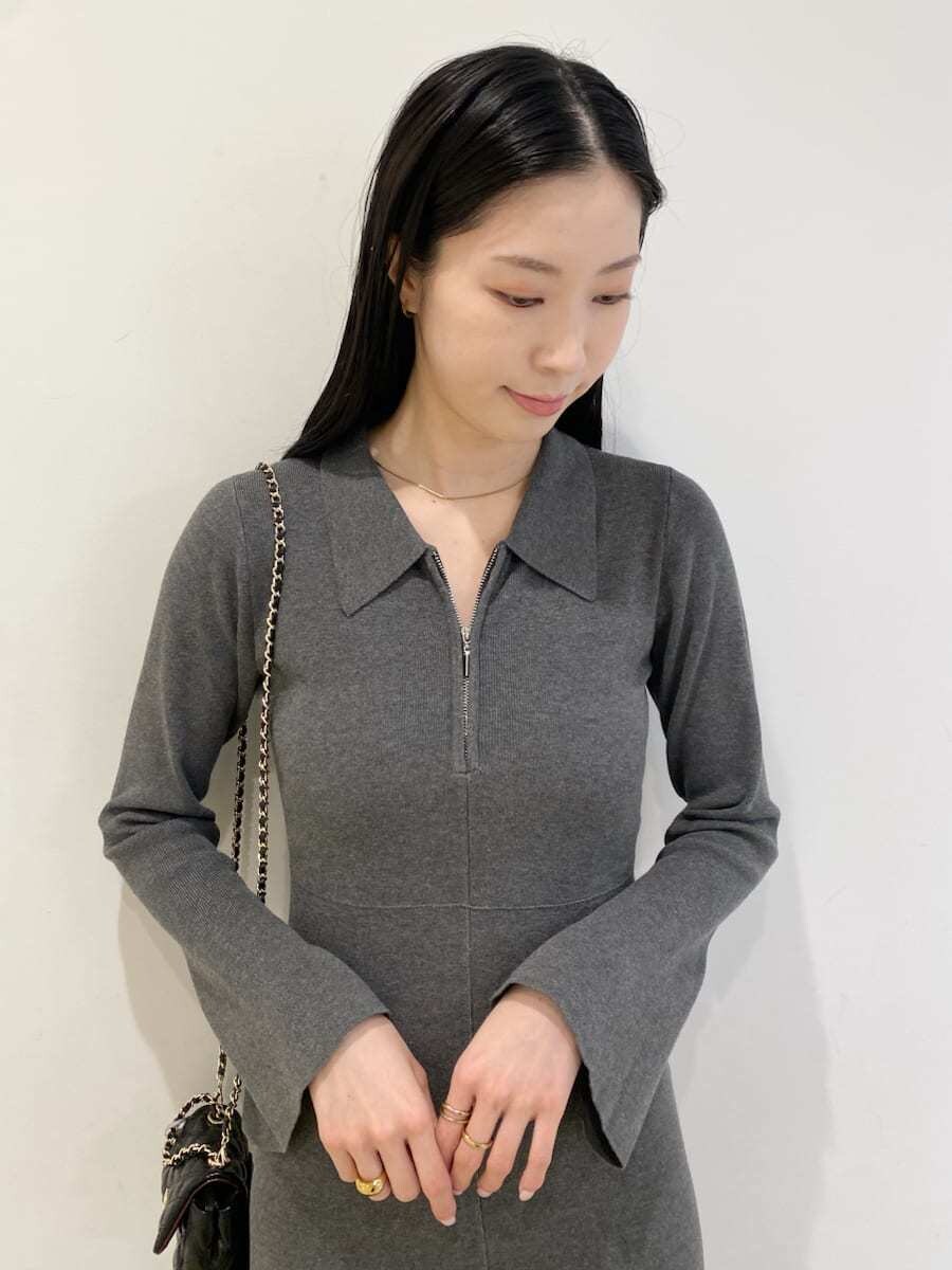 ブラック系のパンプス、ブラック系のショルダーバッグ、グレー系のワンピースを着用したレディースの冬コーディネートの5枚目の写真