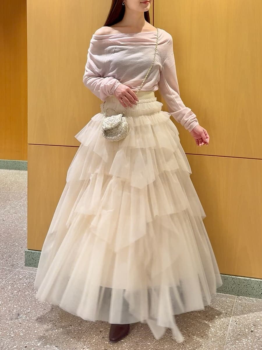 レッド系のブーツ、ホワイト系のショルダーバッグ、ピンク系のニット/セーターを着用したレディースの冬コーディネートの6枚目の写真