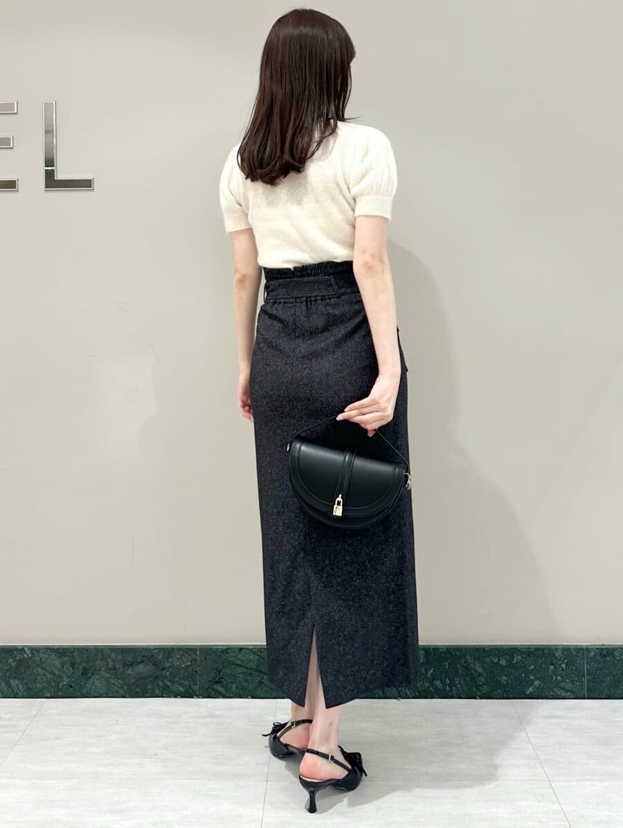 ベージュ系のキャミソール、グレー系のスカート、ブラック系のハンドバッグを着用したレディースの夏コーディネートの5枚目の写真