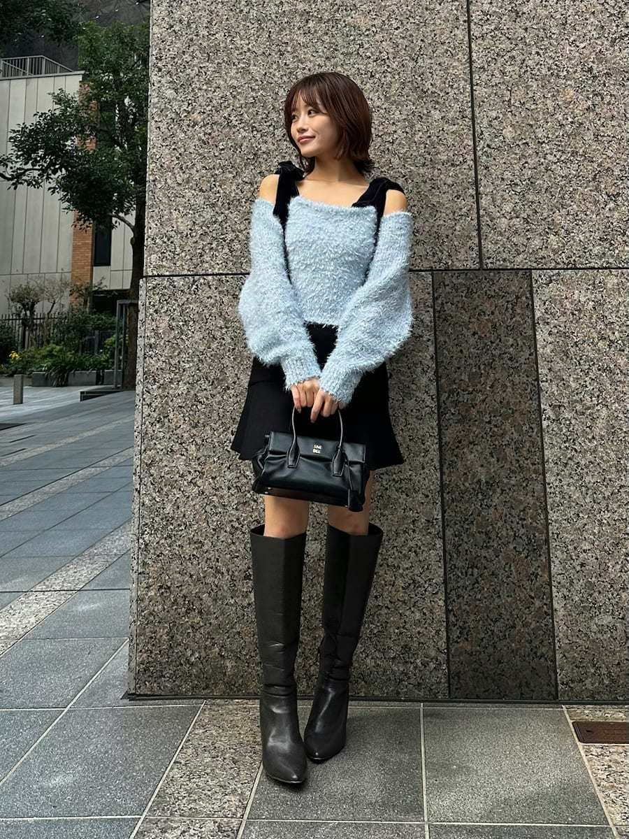 ブラック系のその他パンツ、ブラック系のボストンバッグを着用したレディースの冬コーディネートの8枚目の写真