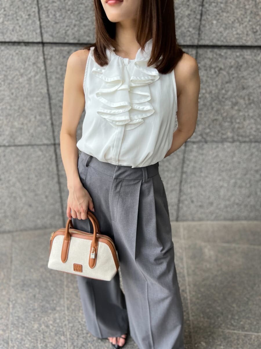 ホワイト系のシャツ/ブラウス、グレー系のその他パンツ、イエロー系のボストンバッグを着用したレディースの夏コーディネートの7枚目の写真