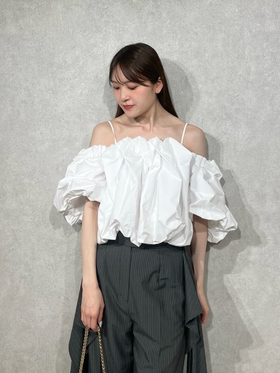 グレー系のその他パンツ、ホワイト系のシャツ/ブラウス、ブラック系のパンプスを着用したレディースの春コーディネートの4枚目の写真