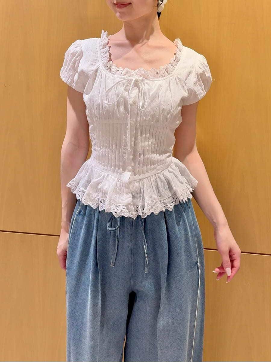 ブラック系のかごバッグ、ブルー系のその他パンツ、ホワイト系のシャツ/ブラウスを着用したレディースの春コーディネートの4枚目の写真