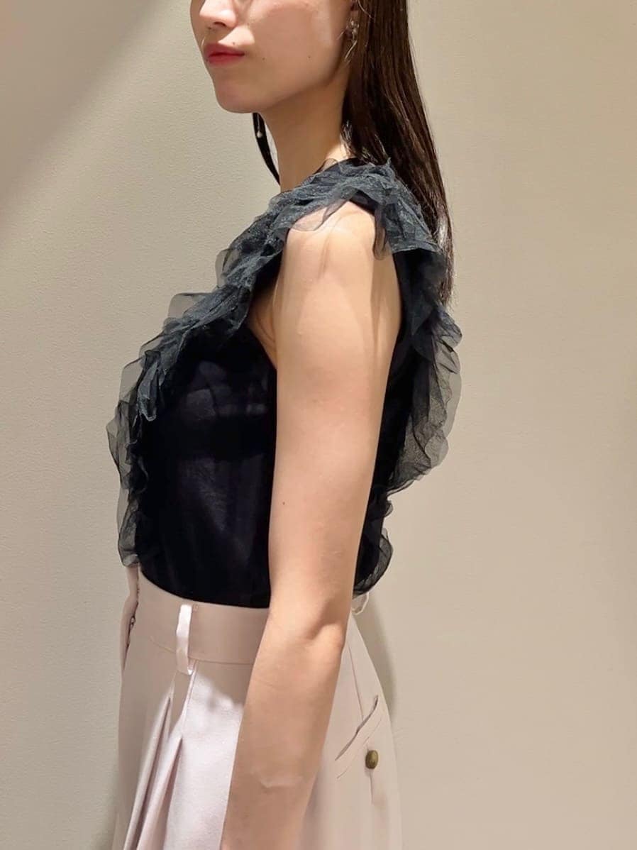 ブラック系のニット/セーター、ピンク系のその他パンツ、ブラック系のハンドバッグを着用したレディースの夏コーディネートの7枚目の写真