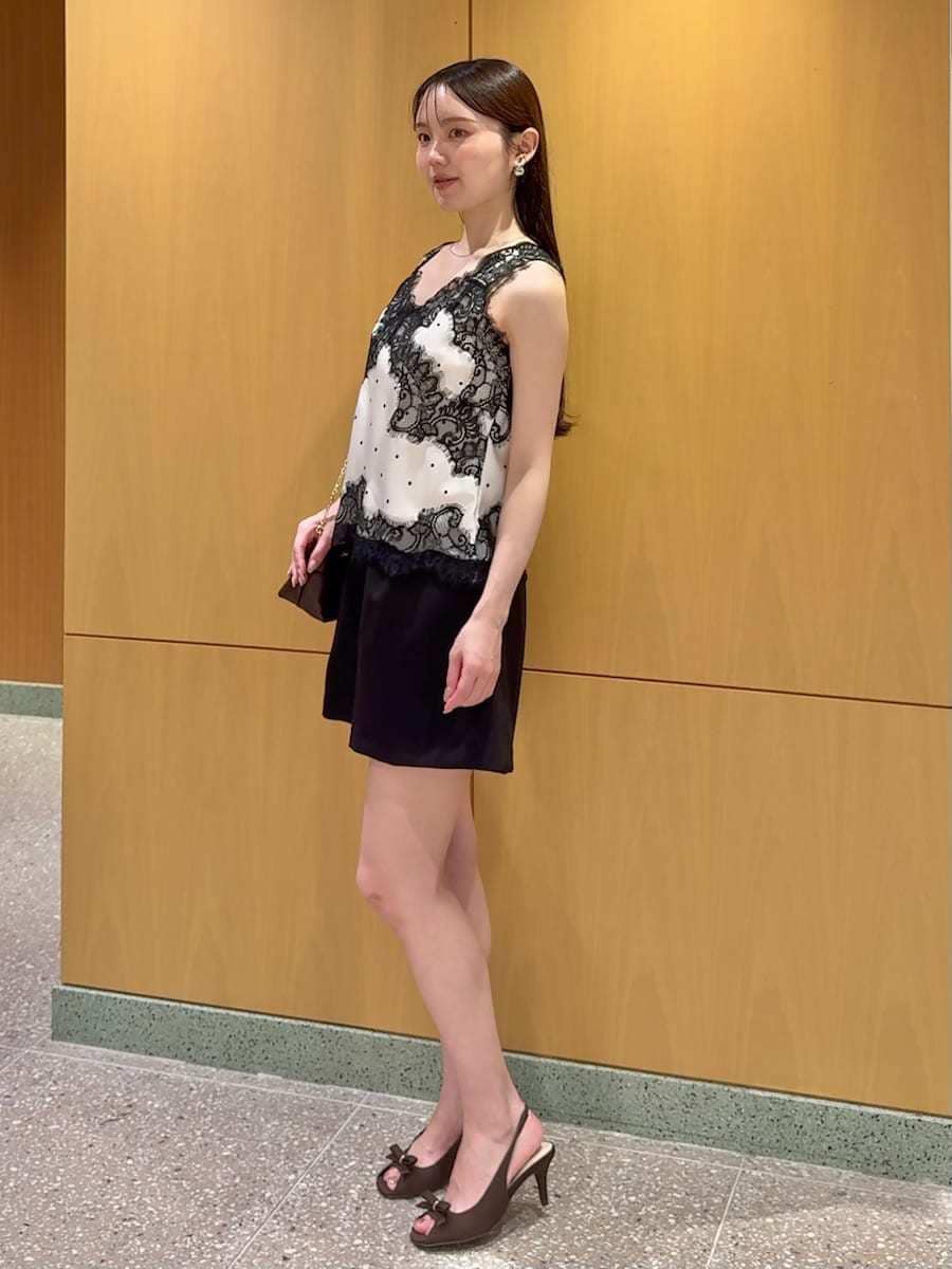 ブラック系のその他パンツ、その他のキャミソールを着用したレディースの夏コーディネートの3枚目の写真