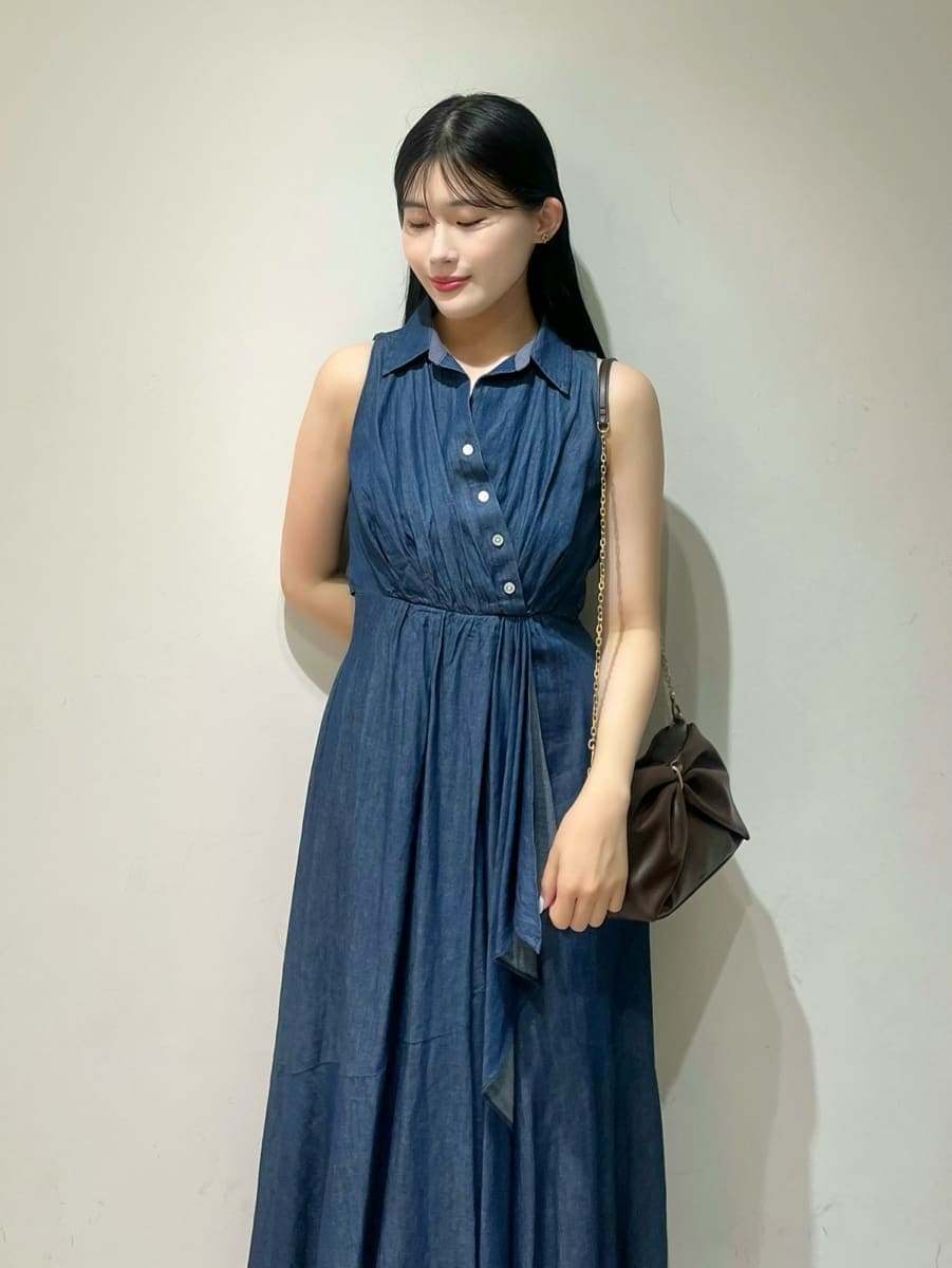 ブルー系のワンピース、ブラウン系のサンダルを着用したレディースの夏コーディネートの4枚目の写真
