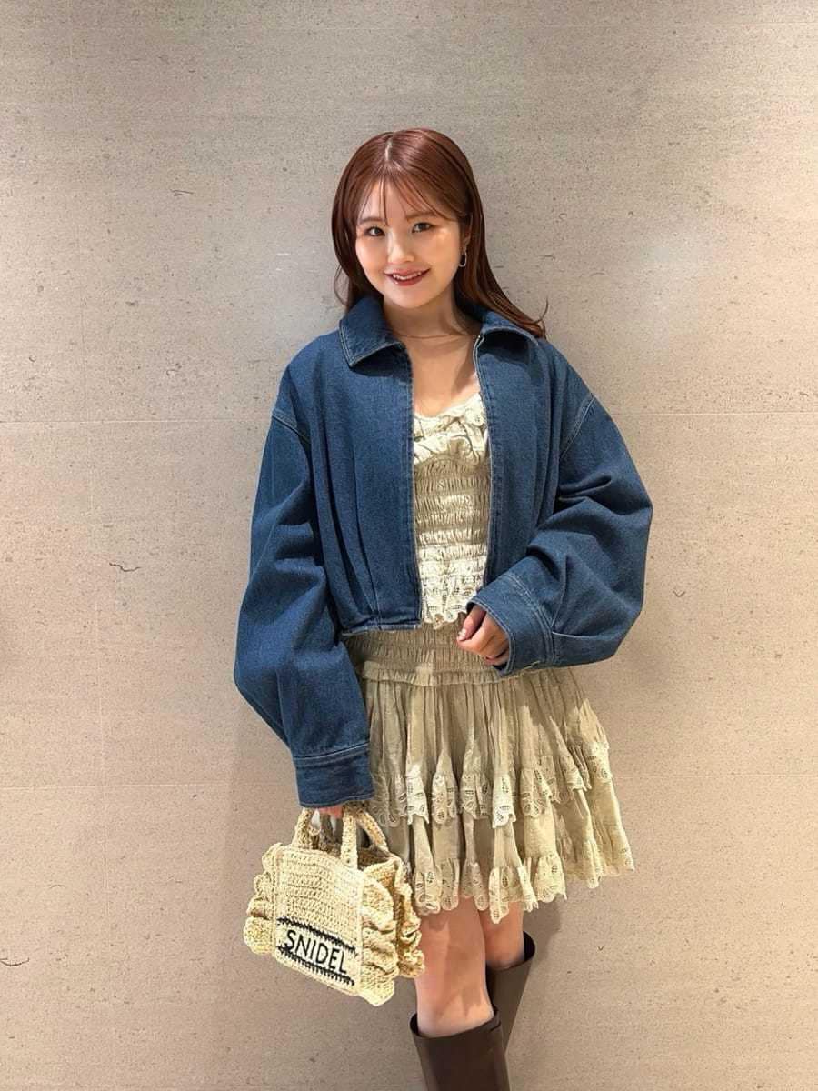 ブルー系のブルゾン、グリーン系のその他パンツ、グリーン系のシャツ/ブラウスを着用したレディースの春コーディネートの5枚目の写真