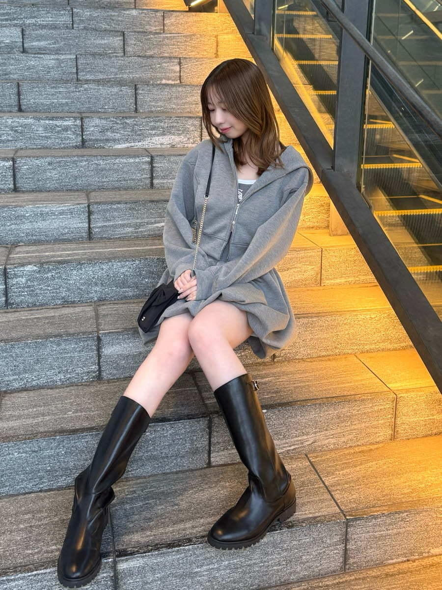 グレー系のワンピース、グレー系のキャミソール、ブラック系のショルダーバッグを着用したレディースの春コーディネートの3枚目の写真