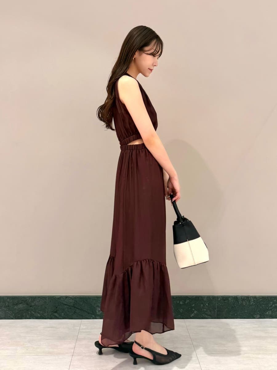 その他のハンドバッグ、レッド系のワンピースを着用したレディースの夏コーディネートの3枚目の写真