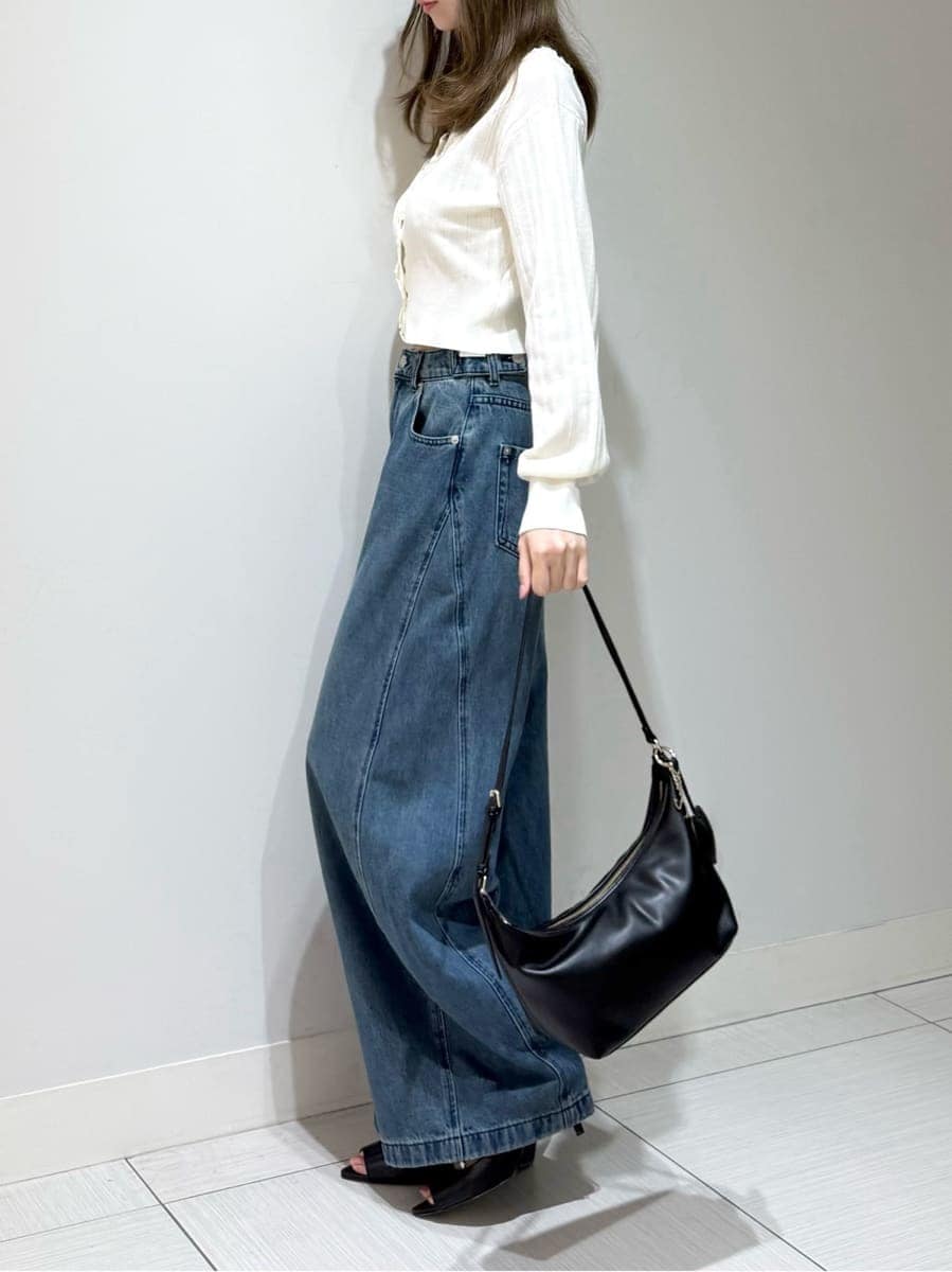 ブルー系のデニムパンツ、ホワイト系のカーディガン/ボレロ、ブラック系のサンダルを着用したレディースの夏コーディネートの2枚目の写真