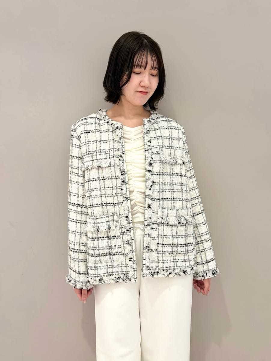 ホワイト系のスウェットパンツ、ホワイト系のノーカラージャケット、ホワイト系のTシャツ/カットソーを着用したレディースの冬コーディネートの6枚目の写真