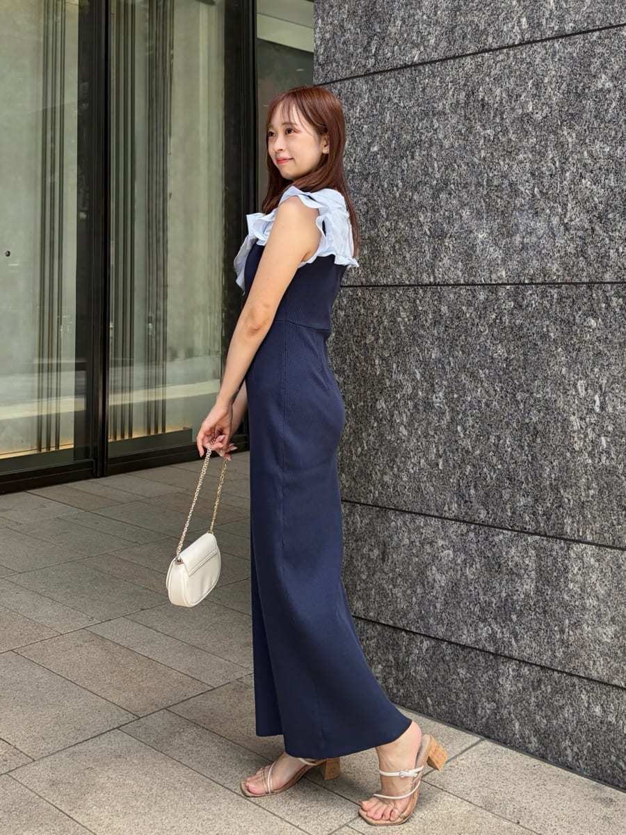 ホワイト系のショルダーバッグ、その他のサンダル、ブルー系のワンピースを着用したレディースの夏コーディネートの4枚目の写真