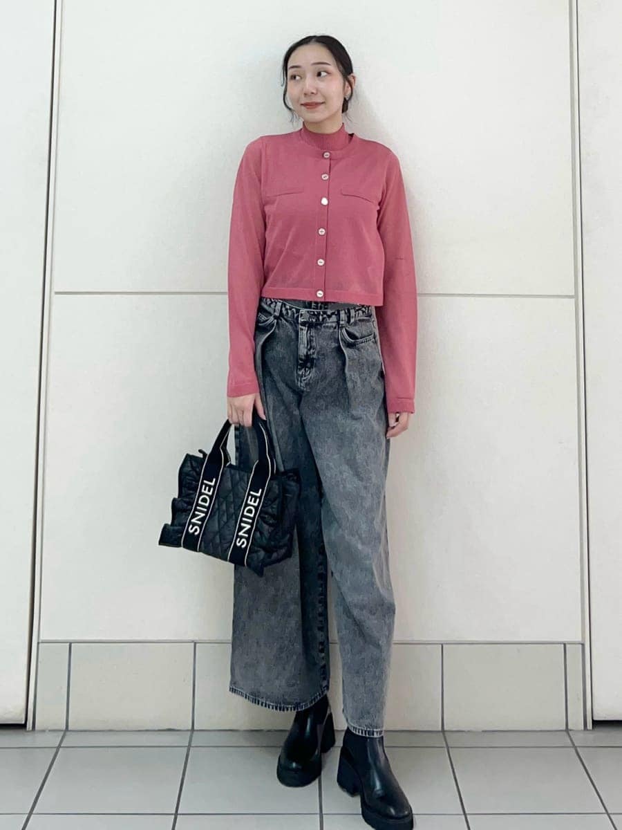 ピンク系のカーディガン/ボレロ、ピンク系のニット/セーター、グレー系のデニムパンツを着用したレディースの夏コーディネートの2枚目の写真