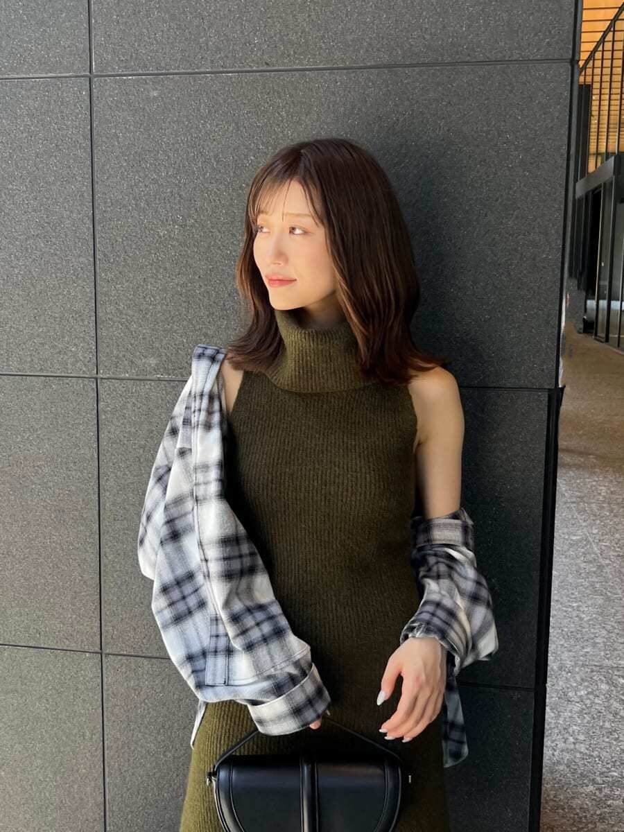 グリーン系のワンピース、ブラック系のシャツ/ブラウス、ブラック系のハンドバッグを着用したレディースの秋コーディネートの4枚目の写真