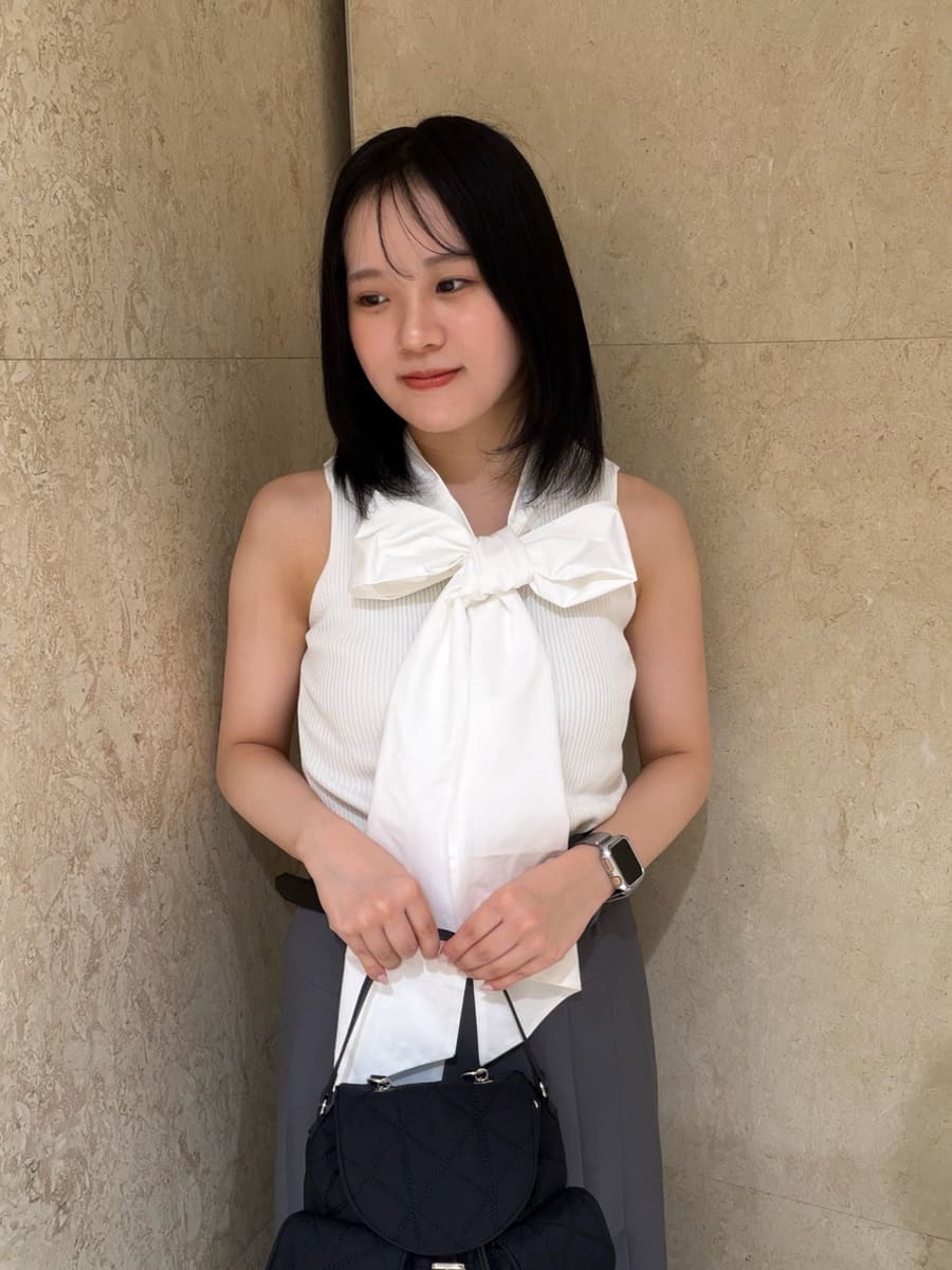 グレー系のスカート、ホワイト系のTシャツ/カットソー、ブラック系のサンダルを着用したレディースの夏コーディネートの4枚目の写真
