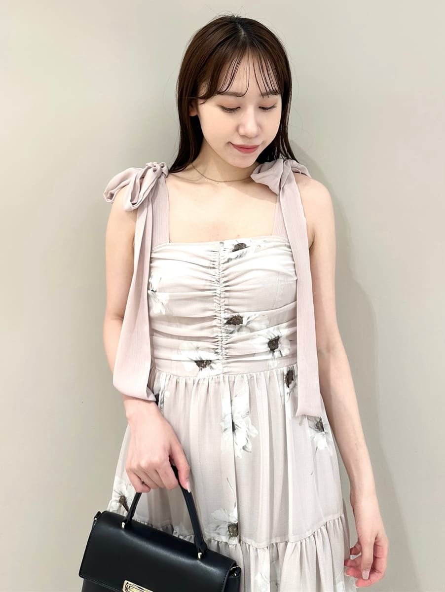 ブルー系のカーディガン/ボレロ、ピンク系のワンピース、ブラック系のショルダーバッグを着用したレディースの夏コーディネートの3枚目の写真