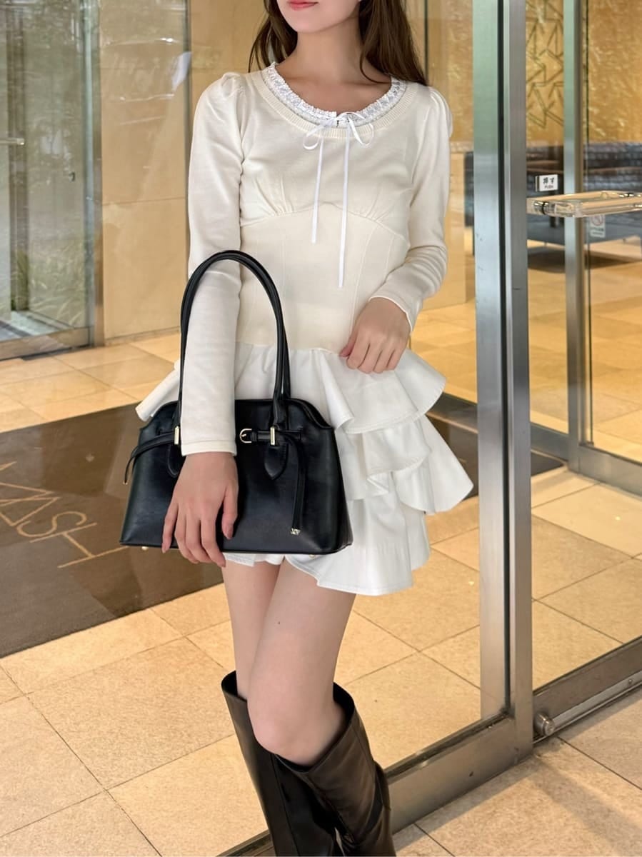 ホワイト系のその他パンツ、ホワイト系のニット/セーター、ブラック系のブーツを着用したレディースの秋コーディネートの5枚目の写真