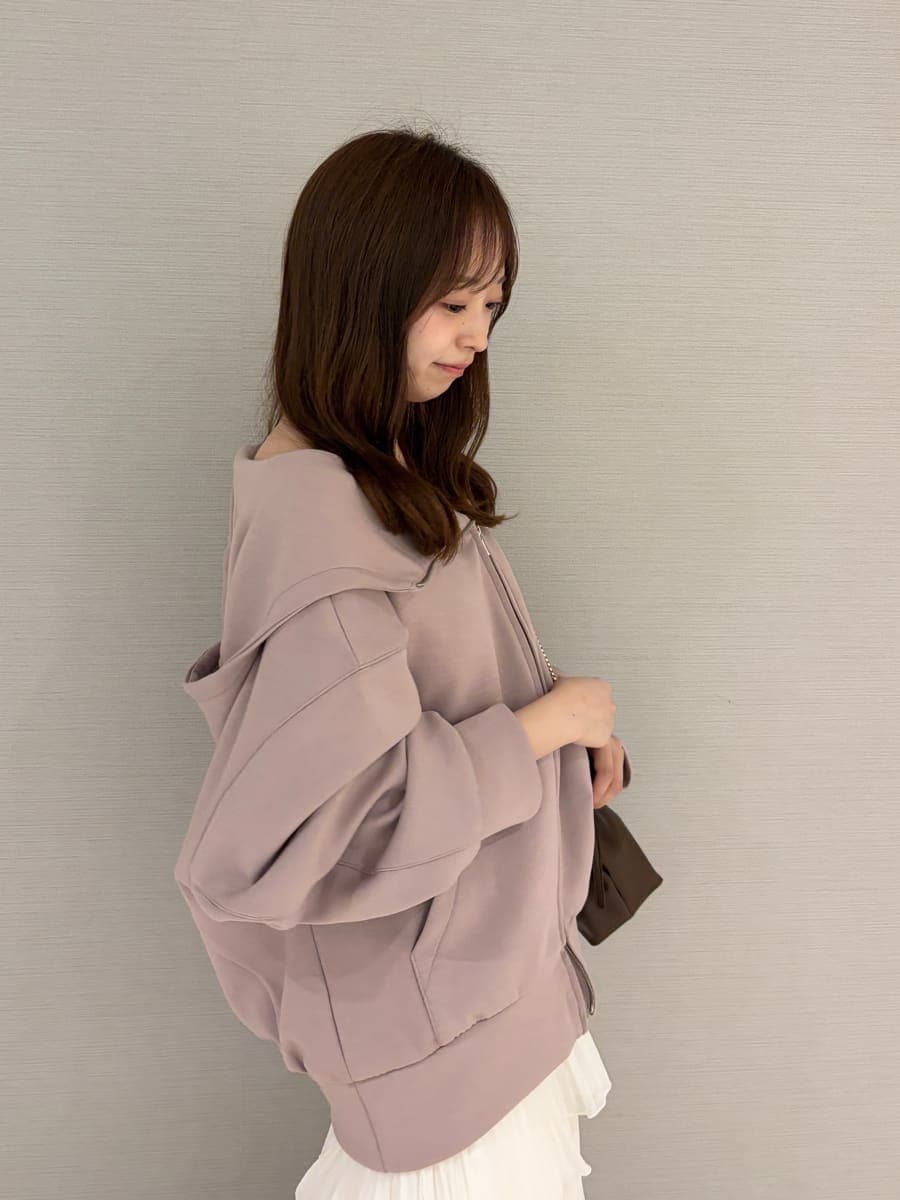 ホワイト系のスカート、ピンク系のパーカー、ブラウン系のサンダルを着用したレディースの秋コーディネートの6枚目の写真