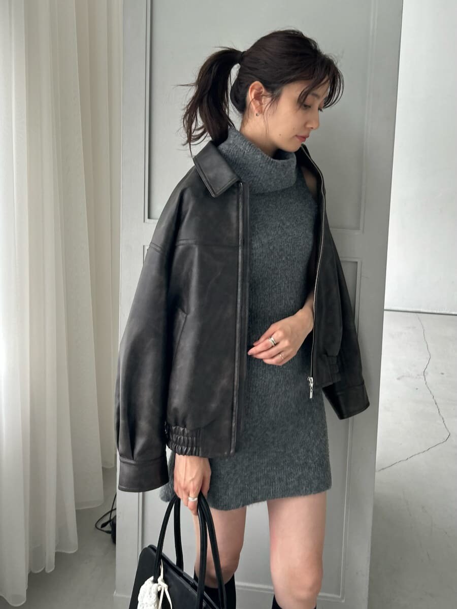 ブラウン系のブルゾン、グレー系のワンピース、ブラック系のハンドバッグを着用したレディースの夏コーディネートの7枚目の写真