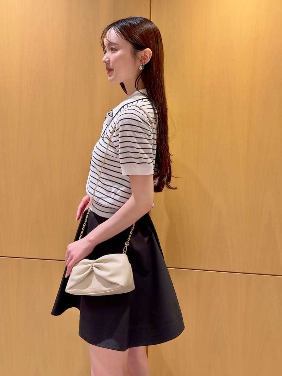 ブラウン系のサンダル、ブラック系のその他パンツを着用したレディースの春コーディネートの6枚目の写真
