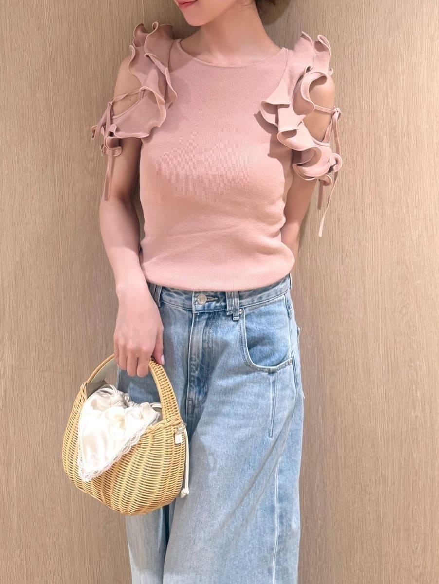 ホワイト系のかごバッグ、ブルー系のデニムパンツ、ピンク系のニット/セーターを着用したレディースの夏コーディネートの3枚目の写真