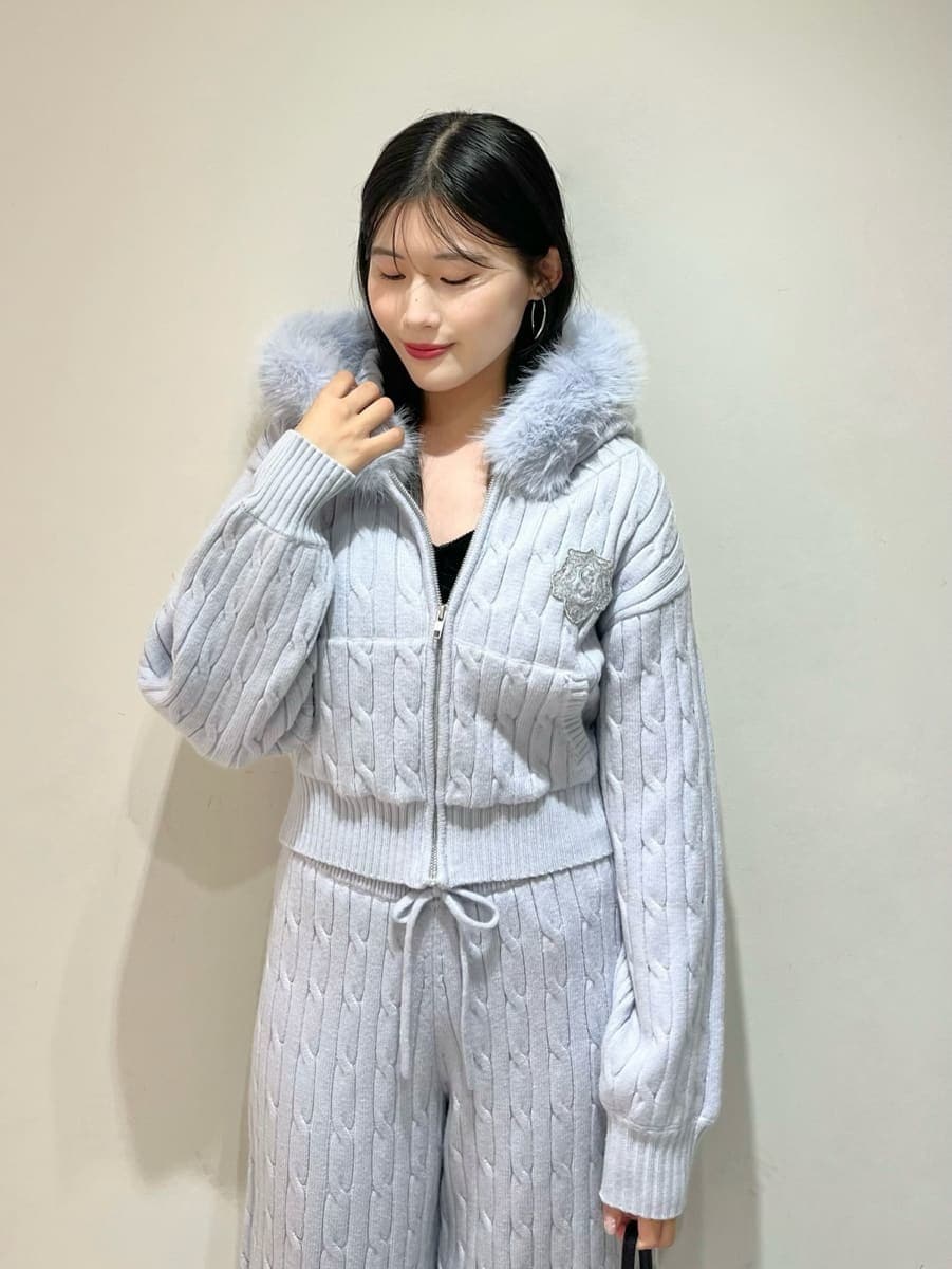 ブルー系のその他パンツ、ブルー系のパーカー、ブラック系のショルダーバッグを着用したレディースの秋コーディネートの3枚目の写真