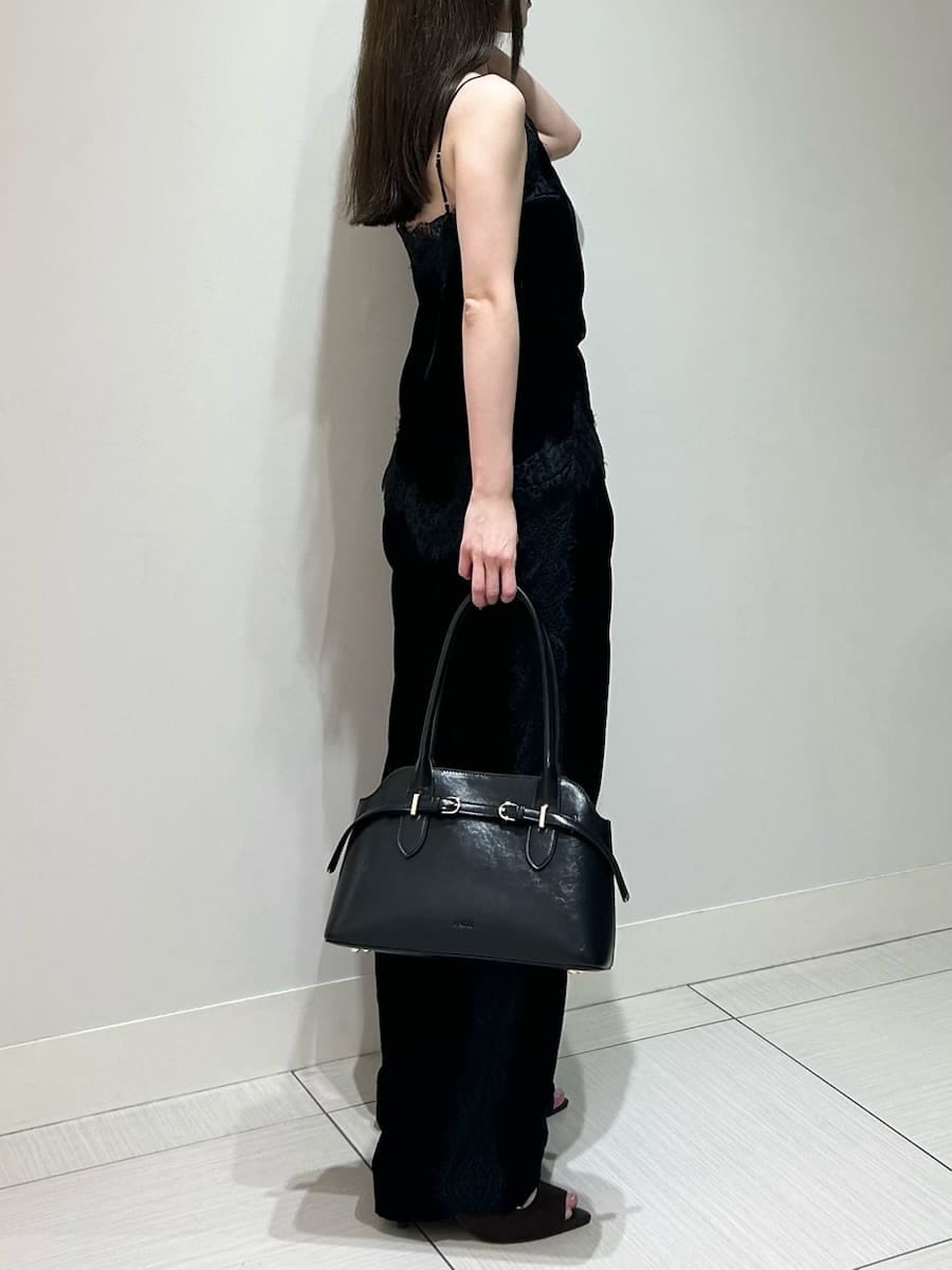 ブラック系のその他パンツ、ブラック系のキャミソール、ブラウン系のサンダルを着用したレディースの秋コーディネートの3枚目の写真