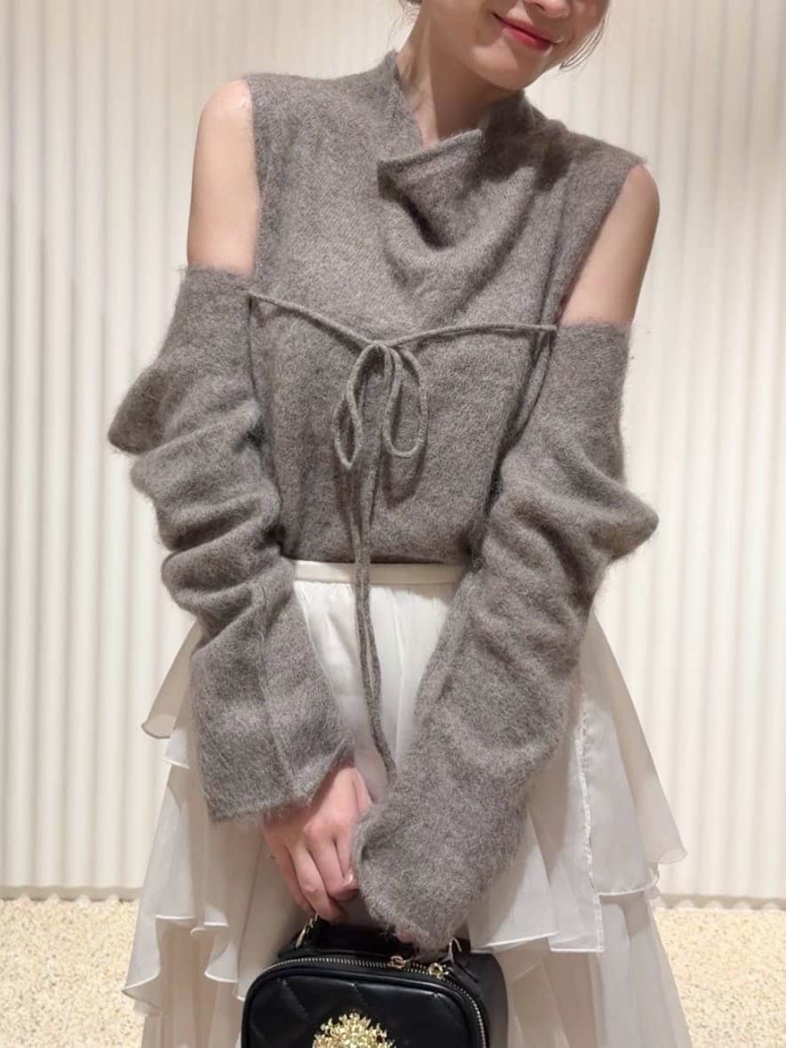 ホワイト系のスカート、ホワイト系のTシャツ/カットソー、ホワイト系のカーディガン/ボレロを着用したレディースの秋コーディネートの7枚目の写真