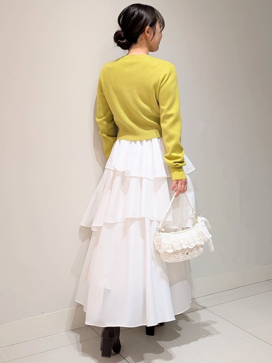 ブラック系のブーツ、イエロー系のワンピースを着用したレディースの冬コーディネートの3枚目の写真