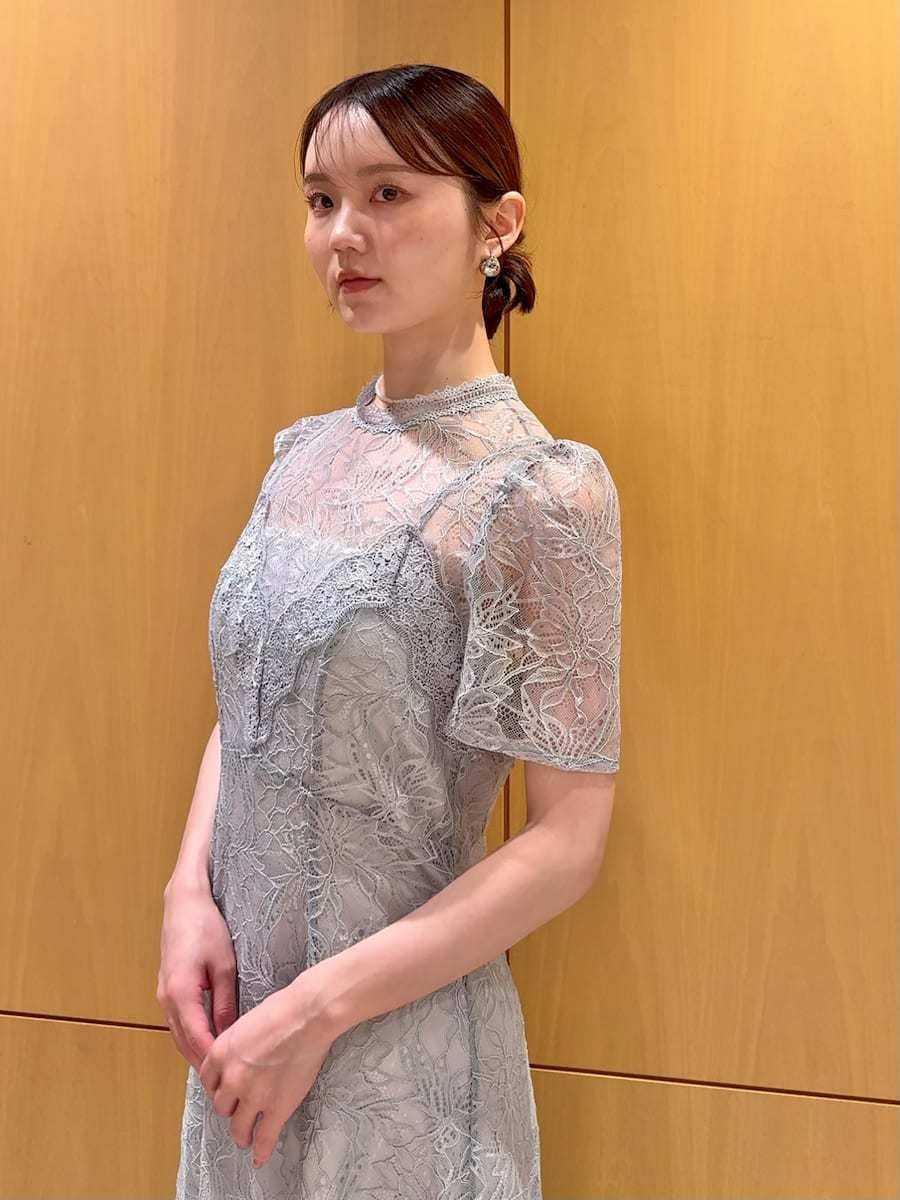 ブルー系のワンピース、ホワイト系のネックレスを着用したレディースの夏コーディネートの4枚目の写真