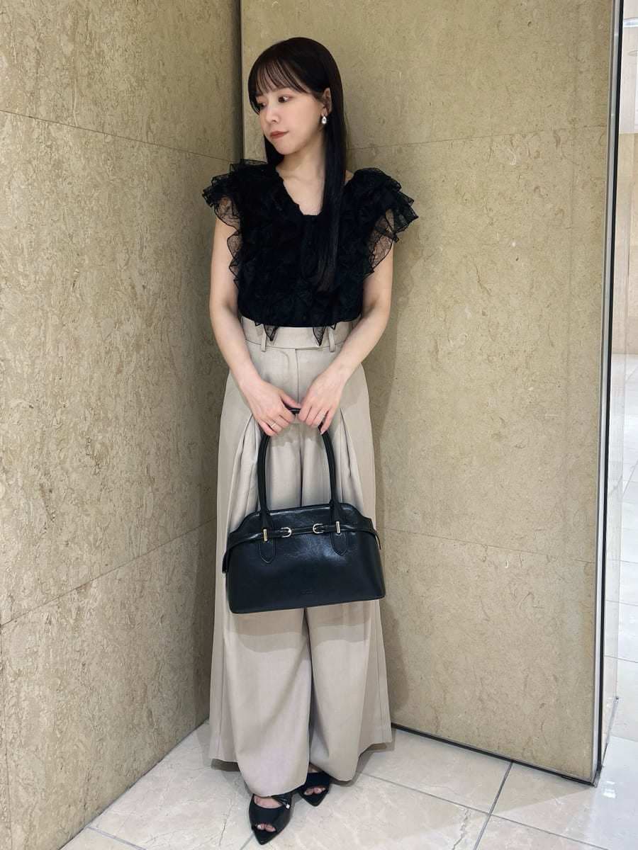 ベージュ系のその他パンツ、ブラック系のサンダル、ブラック系のシャツ/ブラウスを着用したレディースの夏コーディネートの2枚目の写真