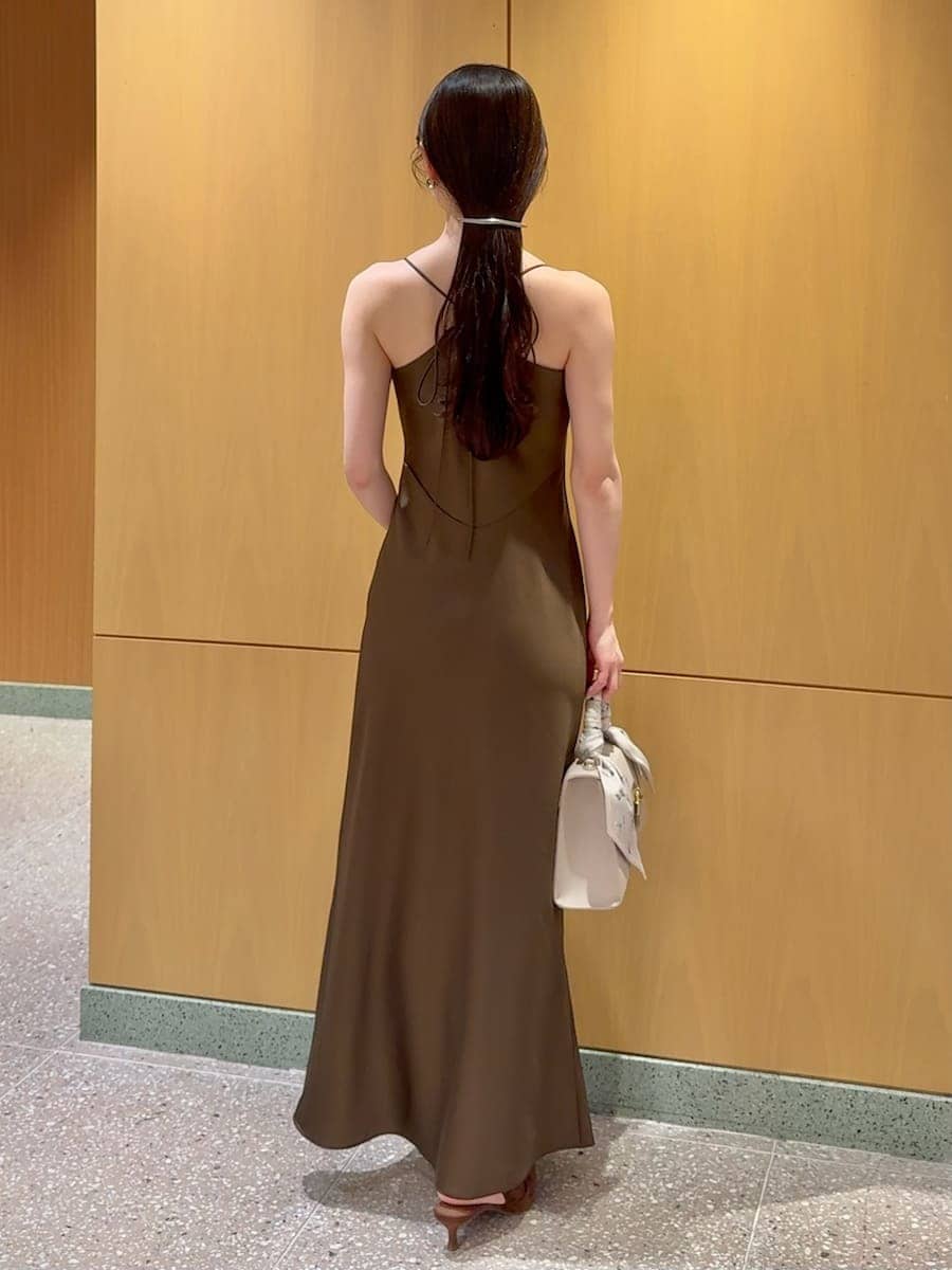 ホワイト系のテーラードジャケット、ブラウン系のパンプス、ベージュ系のハンドバッグを着用したレディースの春コーディネートの6枚目の写真