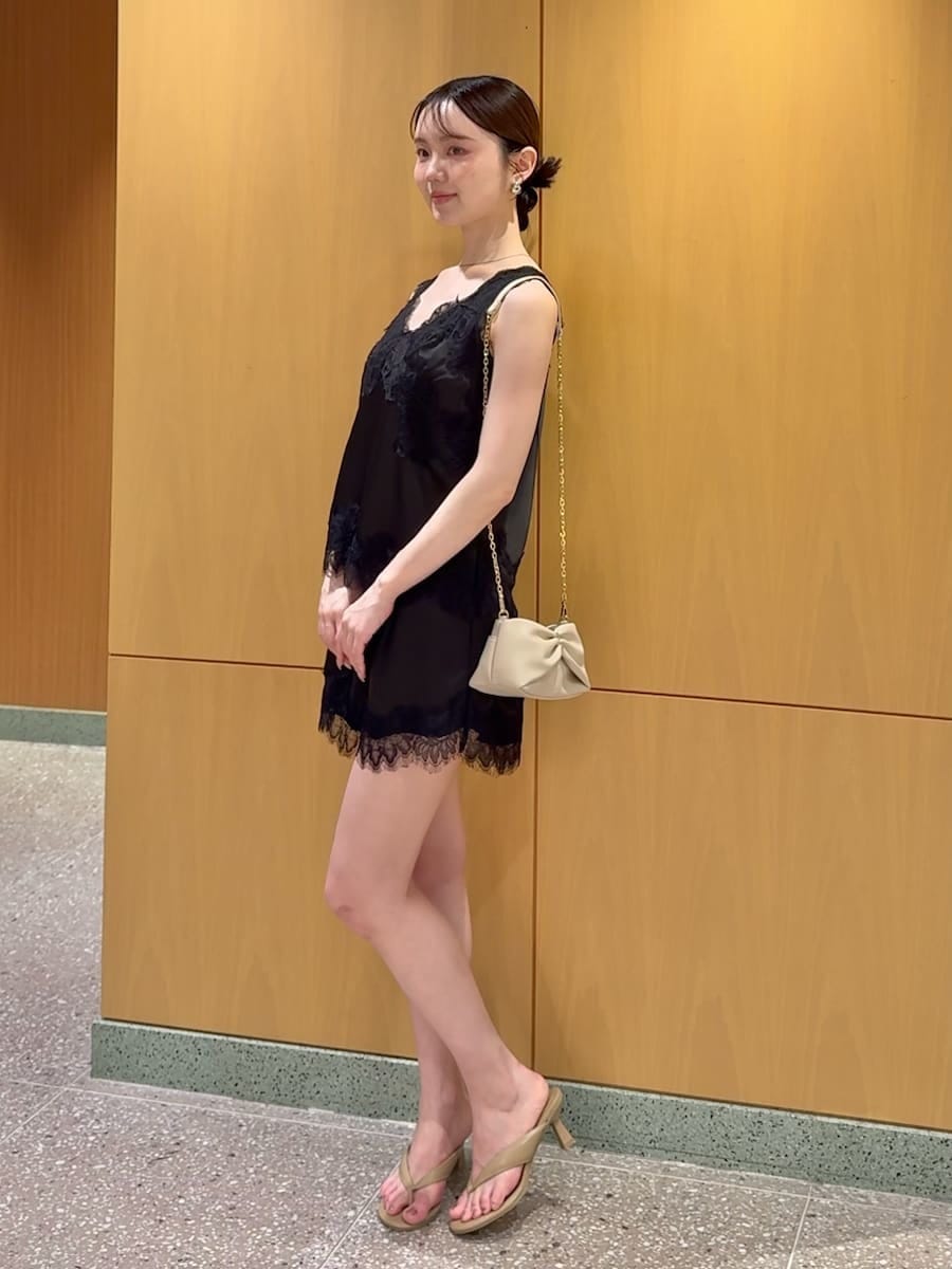 ホワイト系のテーラードジャケット、ブラック系のキャミソール、ブラック系のその他パンツを着用したレディースの夏コーディネートの7枚目の写真