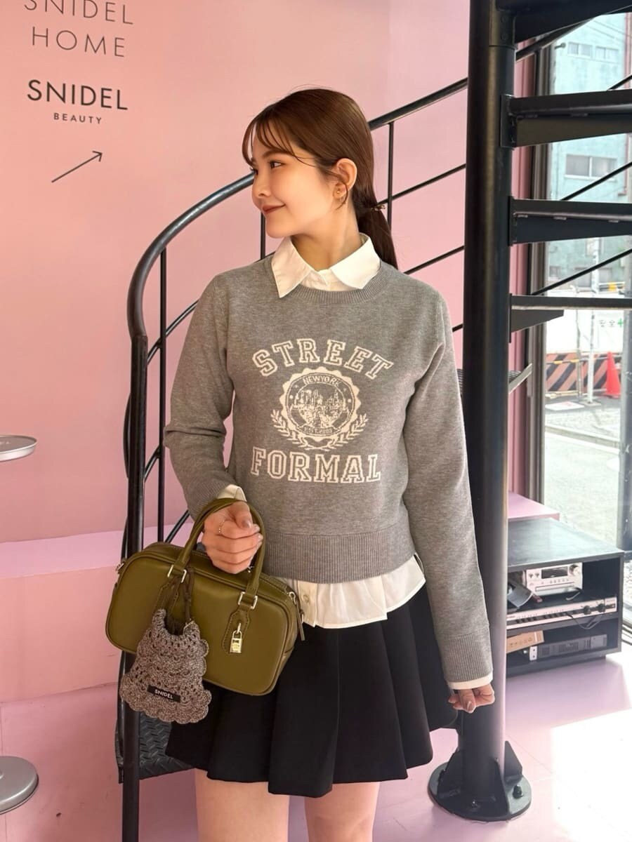 ブラウン系のテーラードジャケット、グレー系のニット/セーター、ブラック系のその他パンツを着用したレディースの秋コーディネートの7枚目の写真