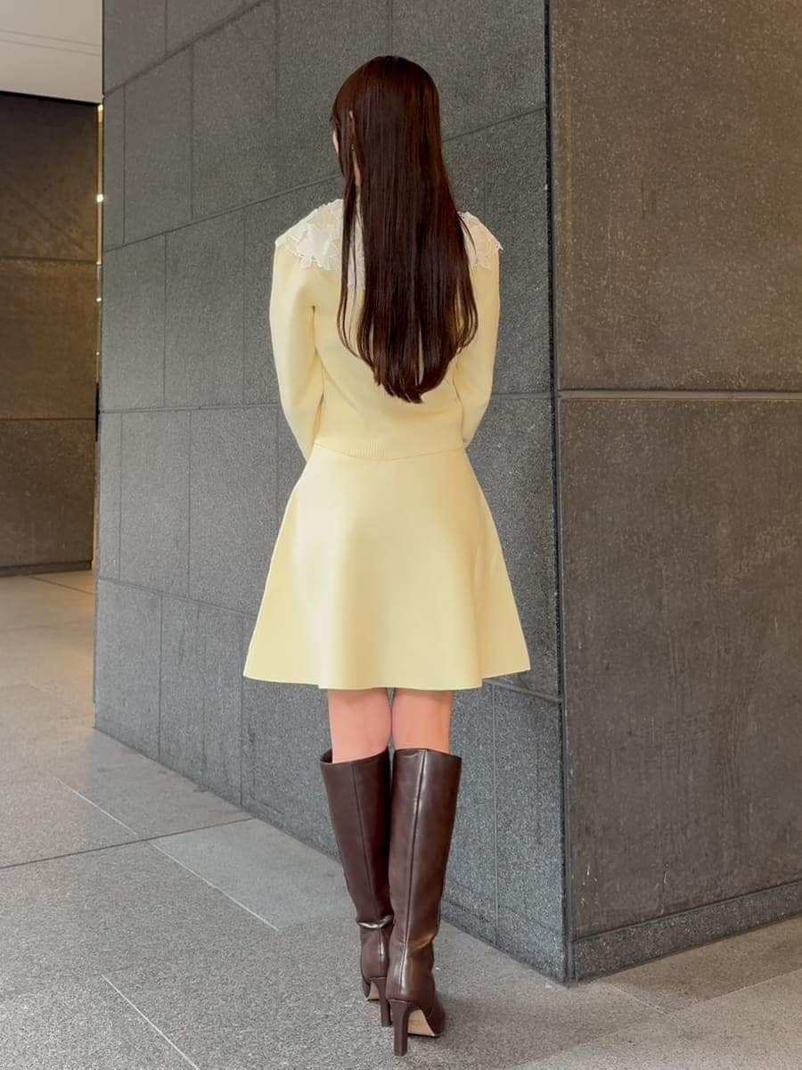 ブラウン系のブーツ、ブラウン系のハンドバッグを着用したレディースの冬コーディネートの4枚目の写真