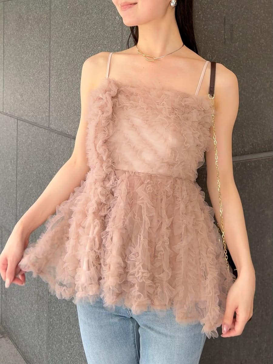 ブルー系のデニムパンツ、ピンク系のTシャツ/カットソーを着用したレディースの夏コーディネートの6枚目の写真