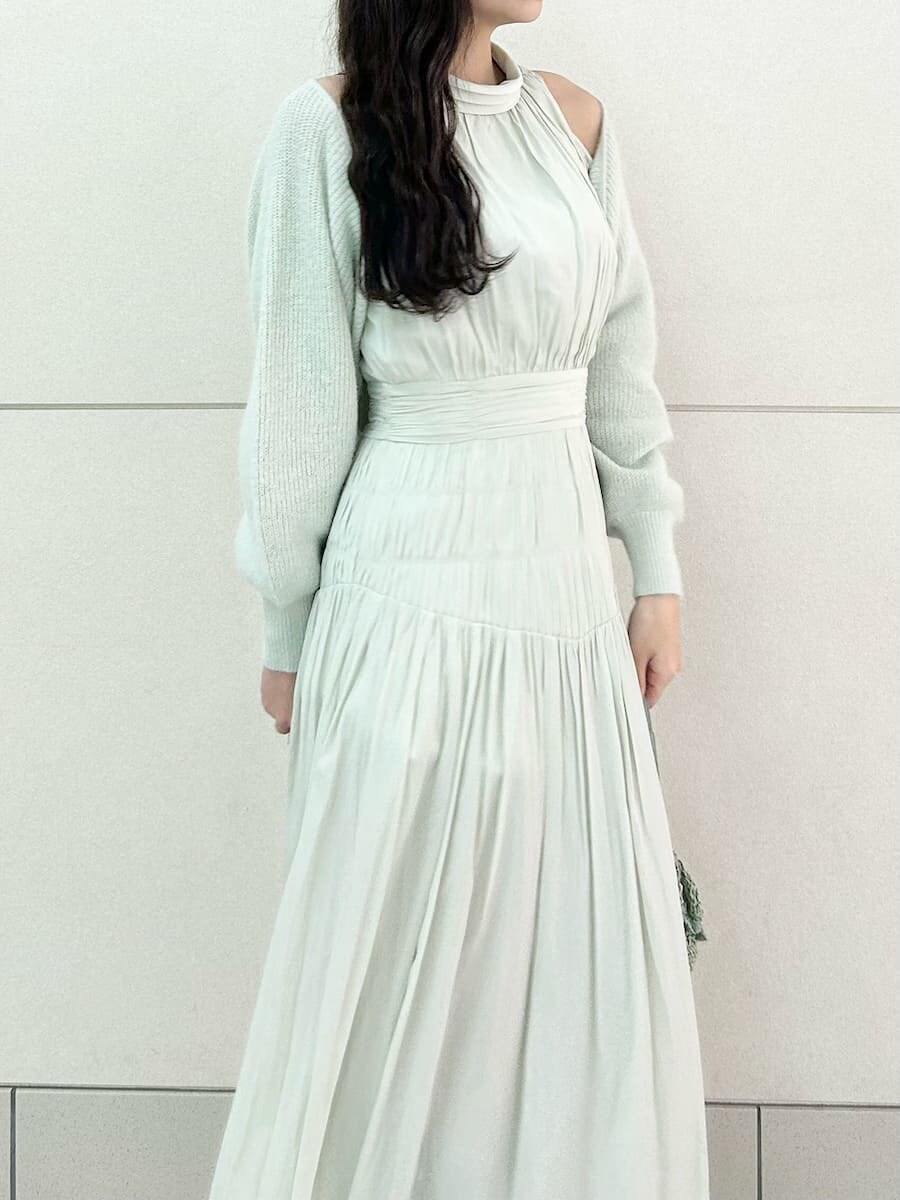 ブラック系のブーツ、グリーン系のワンピース、グリーン系のカーディガン/ボレロを着用したレディースの冬コーディネートの7枚目の写真