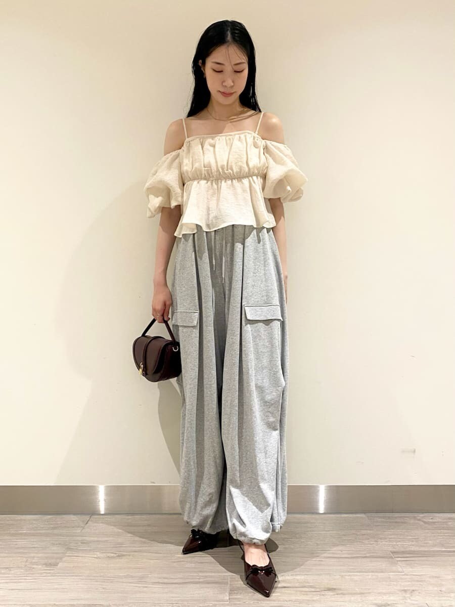 ホワイト系のシャツ/ブラウス、グレー系のその他パンツ、ブラウン系のハンドバッグを着用したレディースの秋コーディネートの5枚目の写真