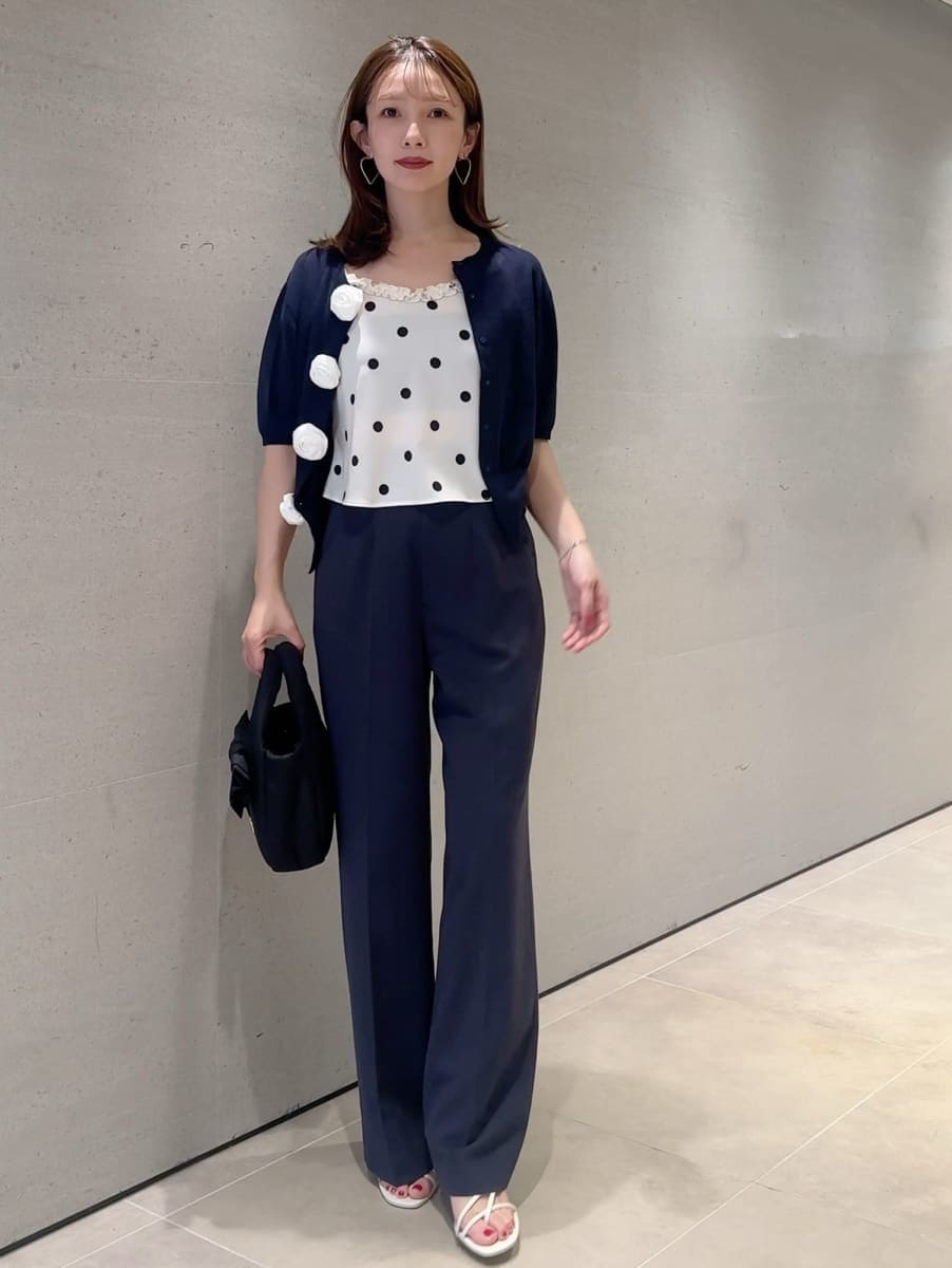 ブルー系のスラックス、その他のキャミソールを着用したレディースの冬コーディネートの3枚目の写真