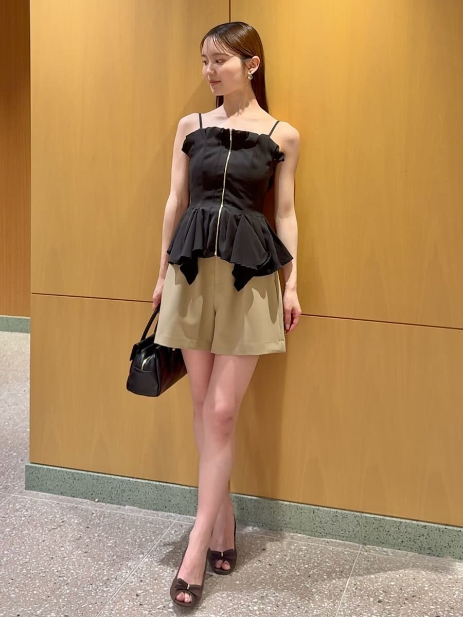 ベージュ系のその他パンツ、ブラック系のその他トップス、ブラック系のボストンバッグを着用したレディースの夏コーディネートの2枚目の写真